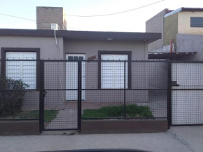Cabaña Bello Horizonte, Ideal para descansar muy bien y seguir viaje, dormitorios individuales según cantidad huéspedes, cochera privada doble, asador y parque 3 5 3 5 0 8 5 9 0 6